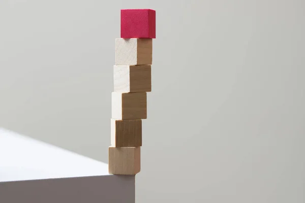 在表的边缘平衡的木立方体风险概念 — 图库照片