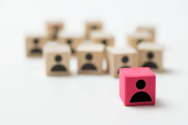 Conceito de liderança usando cubo de ícone de pessoas vermelhas entre outros cubos — Fotografia de Stock