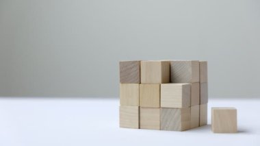 Tamamlamak için son eksik parça ahşap küp