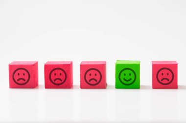 Benzersiz, iyimser, mutluluk, fark genel kavram istimal birçok üzgün Yüzler arasında tek mutlu yüz.