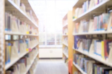 Okul kütüphanesi ile kitap rafları için eğitim arka plan bulanıklık