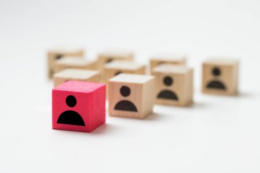 Liderlik kavramı kırmızı kişi simgesi küp diğer küpleri arasında kullanma