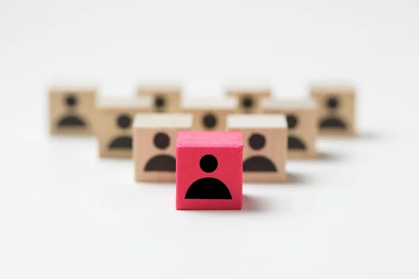 Conceito de liderança usando cubo de ícone de pessoas vermelhas entre outros cubos — Fotografia de Stock