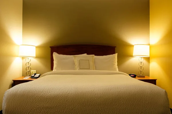 キングベッドホテルルームのインテリア — ストック写真