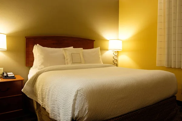 킹 침대 호텔 룸의 인테리어 — 스톡 사진
