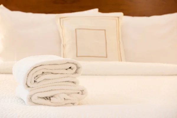 Toalha branca na cama no quarto do hotel — Fotografia de Stock