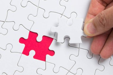 El iş kavramı veya içerik arka plan için beyaz bulmaca nın son parçası koyarak