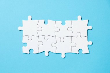 İş sunumu için mavi arka plan üzerinde sekiz adet beyaz yapboz