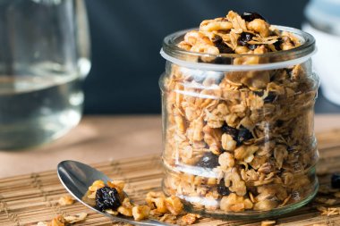 bir cam kavanoz içinde ev yapımı granola