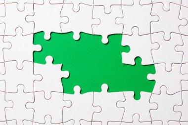 İş tema tasarımı için yeşil arka plan üzerinde Yapboz oyun parçası