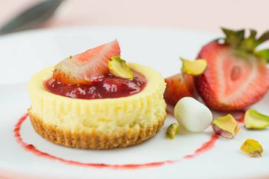 Mini yuvarlak çilekli peynirli kek