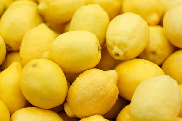 Rijpe gele citroenen achtergrond — Stockfoto