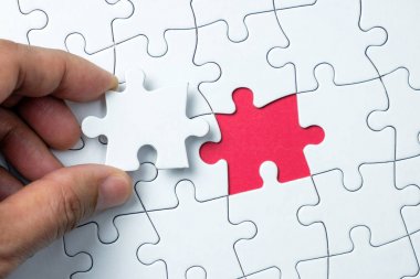El iş kavramı veya içerik arka plan için beyaz bulmaca nın son parçası koyarak