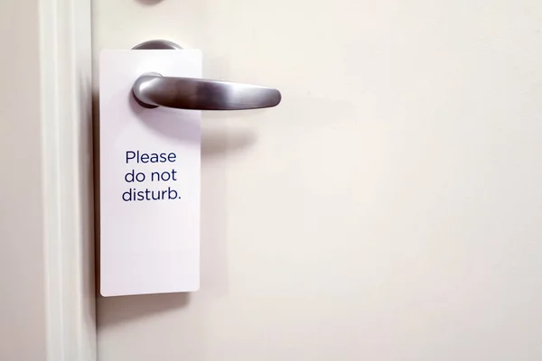Lütfen otel odasının kapalı kapı işareti rahatsız etmeyin — Stok fotoğraf