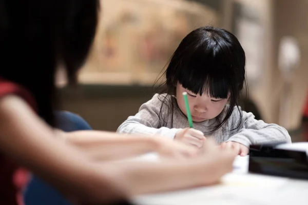 Tout-petit fait ses devoirs à la maison — Photo