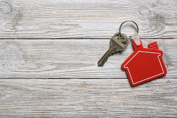 Gayrimenkul konsepti için kırmızı ev şekli anahtarlık ile Ev anahtarı — Stok fotoğraf