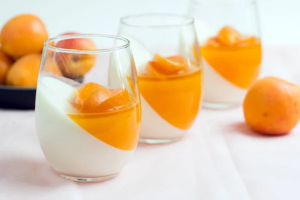 Några glas med hemlagad dessert med frukt — Stockfoto