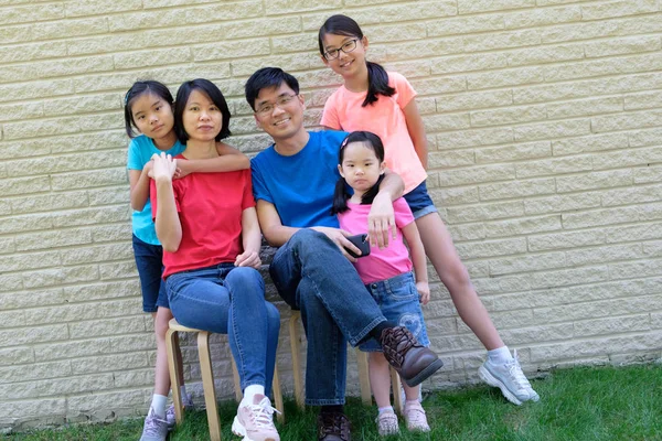 Famille heureuse avec enfants à l'extérieur pendant l'été — Photo