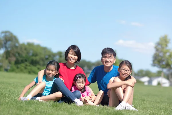 Famille heureuse avec enfants à l'extérieur pendant l'été — Photo