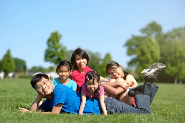 Gelukkige familie met kinderen buitenshuis in de zomer — Stockfoto