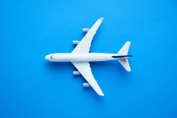 Modelo de avión sobre fondo de color pastel azul —  Fotos de Stock