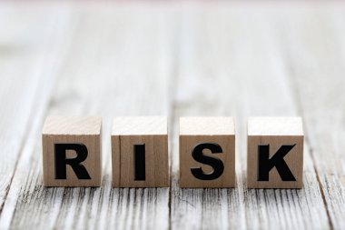 Ahşap küplerden yapılan risk kelimesi
