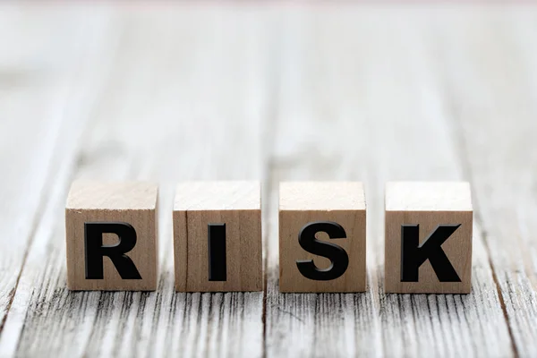 Slovo riziko vyrobené z dřevěných kostek — Stock fotografie