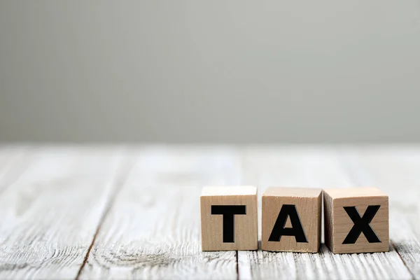 Cubes avec taxe sur fond en bois — Photo