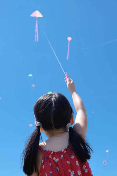 Little girl flying a kite in sunny summer day — Stock Photo, Image