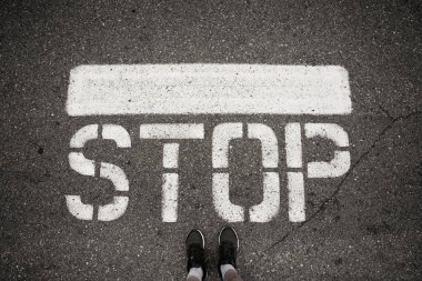 Ayak önünde yere tabelayı durdurun