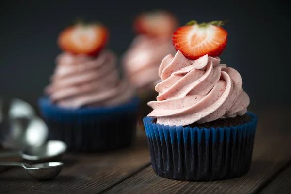 Chocolate cupcakes with strawberry meringue butter cream — Stock Photo, Image
