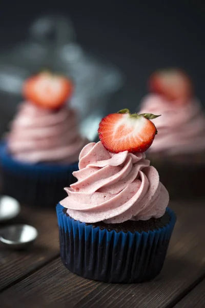 Chocolate cupcakes with strawberry meringue butter cream — Stock Photo, Image