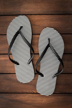 Yaz ayakkabı kauçuk parmak arası terlik kahverengi ahşap arka plan izole