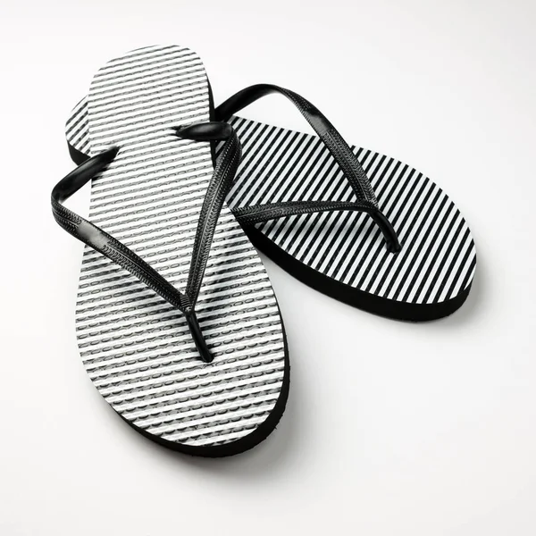 Sommerschuhe Gummi-Flip-Flops isoliert auf weißem Hintergrund — Stockfoto