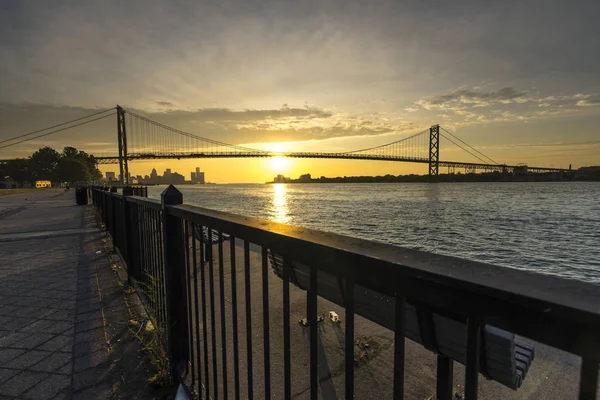 Detroit nehri üzerindeki Büyükelçi Köprüsü'nde gün doğumu — Stok fotoğraf