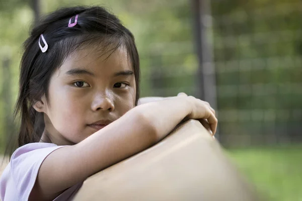 Pequeña chica asiática mirando la cámara — Foto de Stock