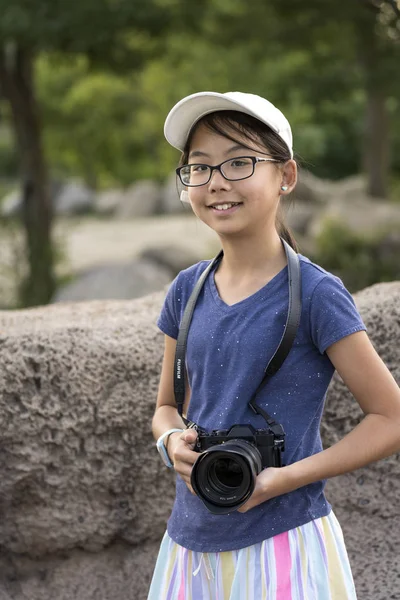 Fiatal fotós, digitális fényképezőgép — Stock Fotó
