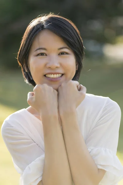 Portret jonge vrouw buiten terug licht — Stockfoto