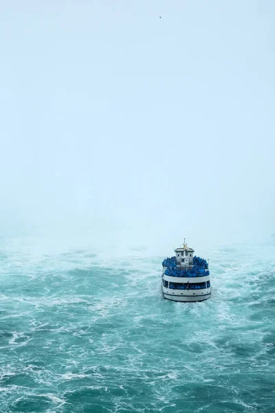 Ferry approaching the famous Niagara Fall — Stock Photo, Image