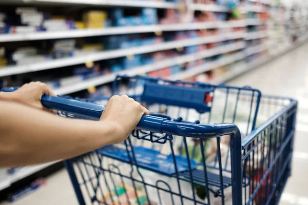 Primer plano de la mujer con carrito de compras . — Foto de Stock