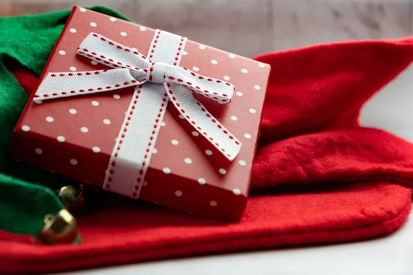 Weihnachtsgeschenk auf rotem Tuch — Stockfoto