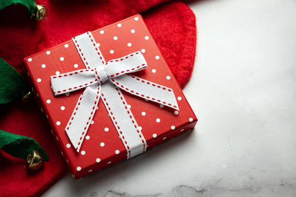 Рождественский подарок на красной тряпке — стоковое фото