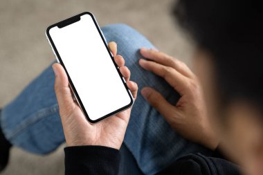 Üst görünümde akıllı telefon beyaz ekranı kullanan adam
