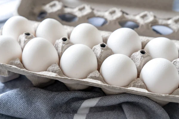 Doze ovos em uma embalagem de cartão — Fotografia de Stock