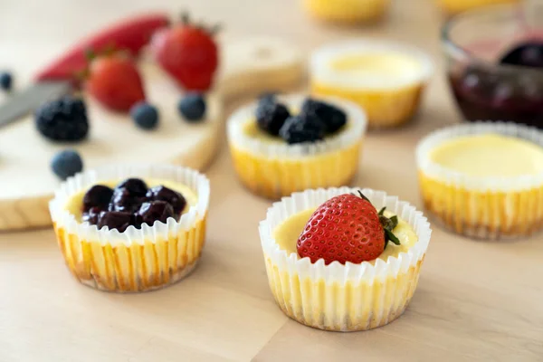Mini cheesecake decorated with blueberry, blackberry and strawberry — Stock Photo, Image