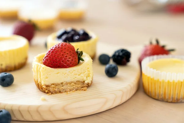 Yaban mersini, böğürtlen ve çilekle süslenmiş mini cheesecake. — Stok fotoğraf