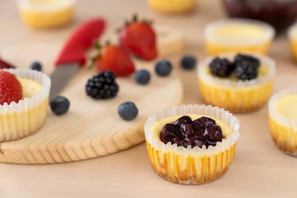 Yaban mersini, böğürtlen ve çilekle süslenmiş mini cheesecake. — Stok fotoğraf