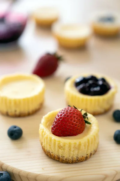 Mini cheesecake decorato con mirtillo, mora e fragola — Foto Stock