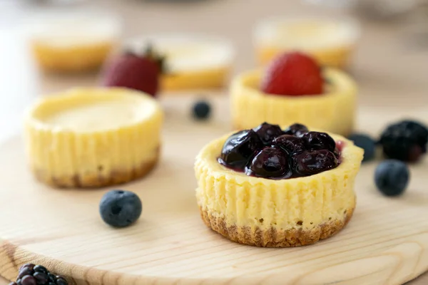 Mini cheesecake dekorerad med blåbär, björnbär och jordgubbar — Stockfoto