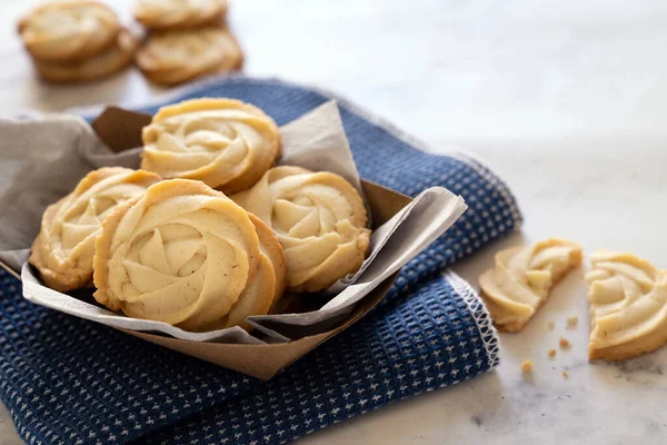 Galletas de mantequilla caseras en cesta de papel — Foto de Stock